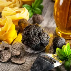 Pâtes fraîches, truffes noires et huile d'olive, un festin digne de la région du Périgord.
