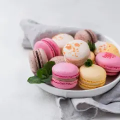 Un assortiment coloré de macarons, évoquant la douceur et l'origine française de ces délices.