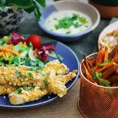 Poulet pané sans gluten avec frites de patate douce et salade. Une idée pour par quoi remplacer le gluten dans vos repas.