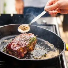 Un steak savoureux cuit à la poêle, arrosé de jus. Une étape pour découvrir les 10 meilleurs viandes du monde.