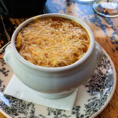 Un bol de soupe à l'oignon gratinée, un délice réconfortant aux nombreux bienfaits. Parfait pour se réchauffer et profiter de ses vertus.