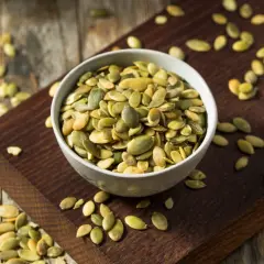 Un bol rempli de graines de courge, parfaites pour découvrir les purée de graines de courge bienfaits.