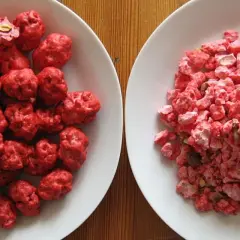 Deux assiettes de praline rose : une entière, l'autre concassée.