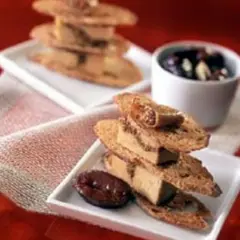 Figue au foie gras sur toasts croustillants, un délice qui se mange chaud ou froid.