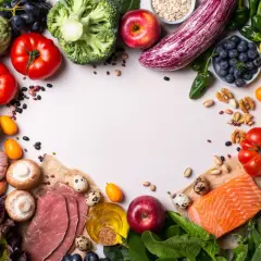 Un assortiment de fruits, légumes, poisson et viande, offrant des alternatives pour remplacer la viande dans une alimentation saine.