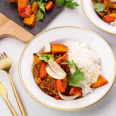 Un délicieux dahl de pois cassés à l'indienne, servi avec du riz blanc et des légumes rôtis.