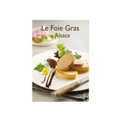 Tranches de foie gras sur toasts, garnies de verdure et d'une fleur jaune, sur une assiette blanche.