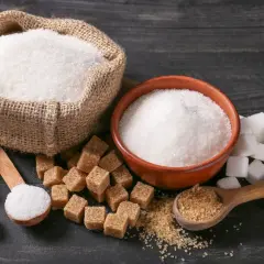 Sache de sucre blanc, bol, morceaux de sucre blanc et brun, cuillères. Le sucre raffiné, c'est quoi ? Une question de goût et de transformation.