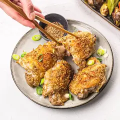 Poulet croustillant enrobé de sésame, prêt à être dégusté. Une délicieuse recette miso poulet pour un repas savoureux.