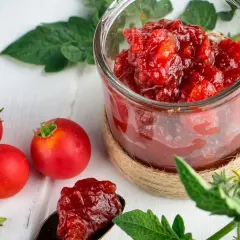 Confiture de tomates rouges maison, parfaite avec du pain grillé ou du fromage. Un délice à découvrir !