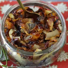 Un pot de confit d'oignons caramélisés, parfait pour accompagner vos plats. Voici comment faire un confit d'oignons maison.