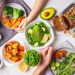 Un repas sain avec des légumes riches en fibres : brocolis, patates douces, avocat, chou frisé, concombre et pousses.