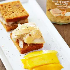 Toast de pain d'épice garni de foie gras et de confit d'oignons, accompagné de mangue.