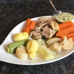 Plat de tête de veau avec carottes, pommes de terre, poireaux et une sauce pour tête de veau crémeuse.