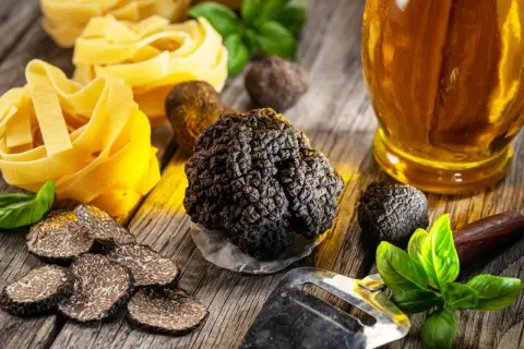 Pâtes fraîches, truffes noires et huile d'olive, un festin digne de la région du Périgord.