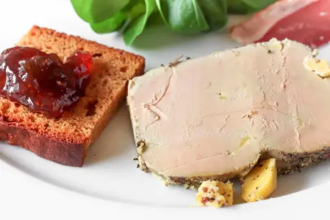 Tranche de foie gras poêlé, pain d'épices à la confiture de figues, et quelques dés de fromage. Un délice pour accompagner un bon vin.