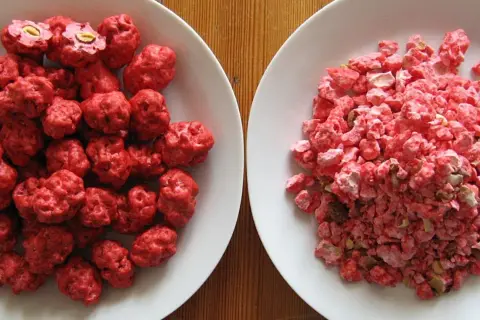 Deux assiettes de praline rose : une entière, l'autre concassée.