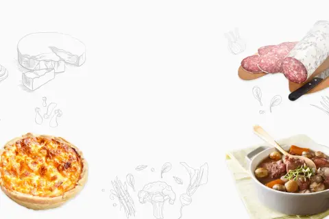 Un plat gastronomique français : un bœuf bourguignon mijoté, une quiche lorraine dorée, du saucisson et du brie.