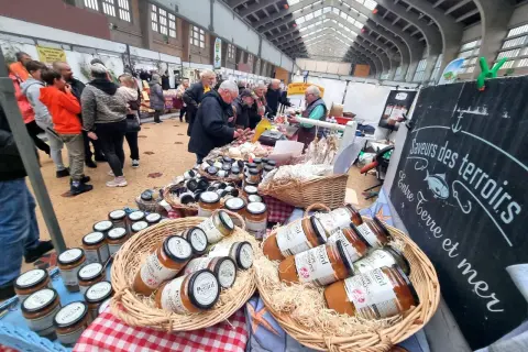 Des pots de soupe Perard sont présentés dans des paniers en osier, prêts à être dégustés lors d'une fête du terroir.