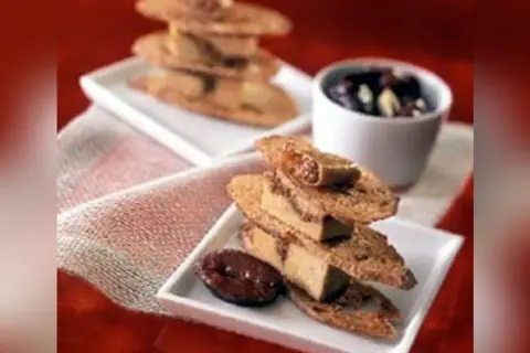 Figue au foie gras sur toasts croustillants, un délice qui se mange chaud ou froid.
