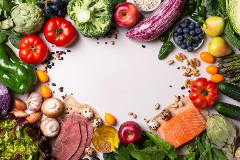 Un assortiment de fruits, légumes, poisson et viande, offrant des alternatives pour remplacer la viande dans une alimentation saine.