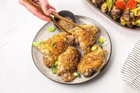 Poulet croustillant enrobé de sésame, prêt à être dégusté. Une délicieuse recette miso poulet pour un repas savoureux.