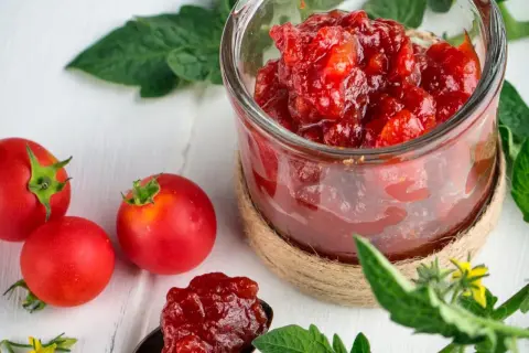 Confiture de tomates rouges maison, parfaite avec du pain grillé ou du fromage. Un délice à découvrir !
