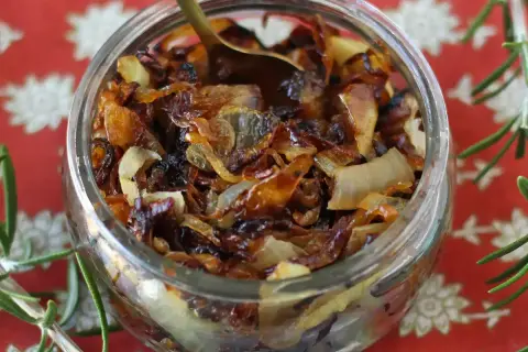 Un pot de confit d'oignons caramélisés, parfait pour accompagner vos plats. Voici comment faire un confit d'oignons maison.