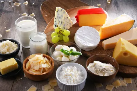 Assortiment de fromages et produits laitiers, dont certains sont considérés comme le meilleur fromage pour la santé.