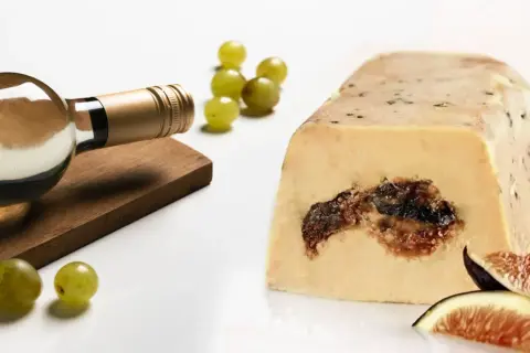 Bouteille de vin blanc et foie gras aux figues. Quel vin d'Alsace servir avec ce délice ?