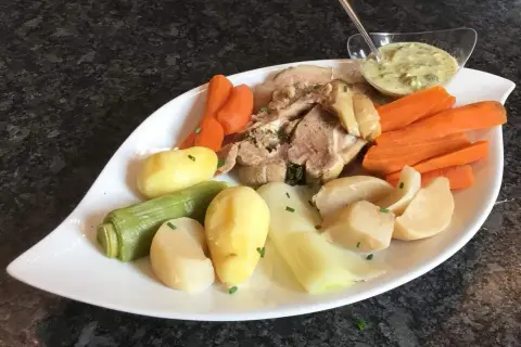 Plat de tête de veau avec carottes, pommes de terre, poireaux et une sauce pour tête de veau crémeuse.