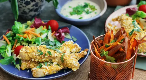 Poulet pané sans gluten avec frites de patate douce et salade. Une idée pour par quoi remplacer le gluten dans vos repas.