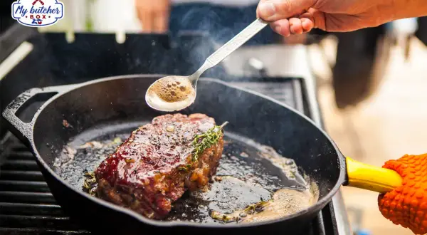 Un steak savoureux cuit à la poêle, arrosé de jus. Une étape pour découvrir les 10 meilleurs viandes du monde.