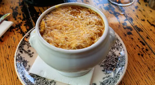 Un bol de soupe à l'oignon gratinée, un délice réconfortant aux nombreux bienfaits. Parfait pour se réchauffer et profiter de ses vertus.