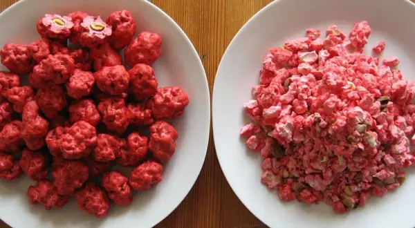 Deux assiettes de praline rose : une entière, l'autre concassée.