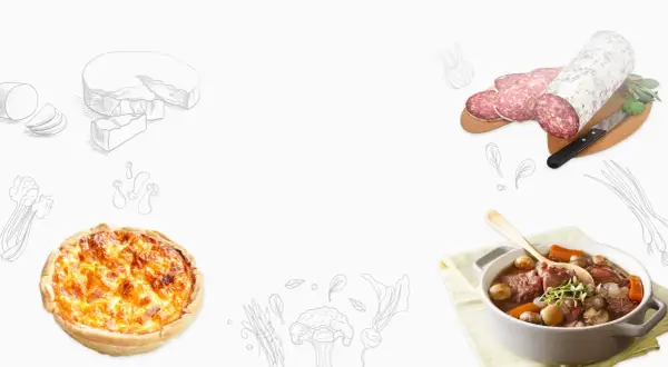 Un plat gastronomique français : un bœuf bourguignon mijoté, une quiche lorraine dorée, du saucisson et du brie.