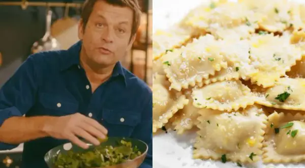 Un homme prépare des ravioles du Dauphiné, une assiette de ces pâtes garnies de parmesan et de persil est présentée.