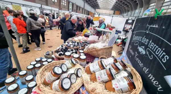 Des pots de soupe Perard sont présentés dans des paniers en osier, prêts à être dégustés lors d'une fête du terroir.