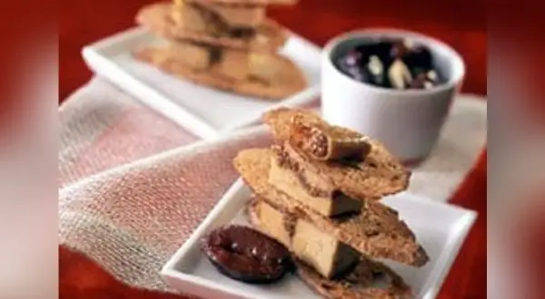 Figue au foie gras sur toasts croustillants, un délice qui se mange chaud ou froid.