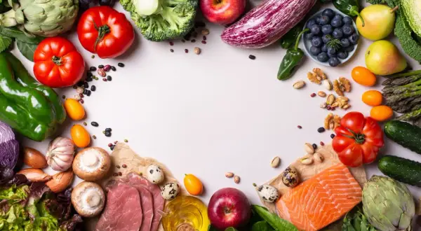 Un assortiment de fruits, légumes, poisson et viande, offrant des alternatives pour remplacer la viande dans une alimentation saine.