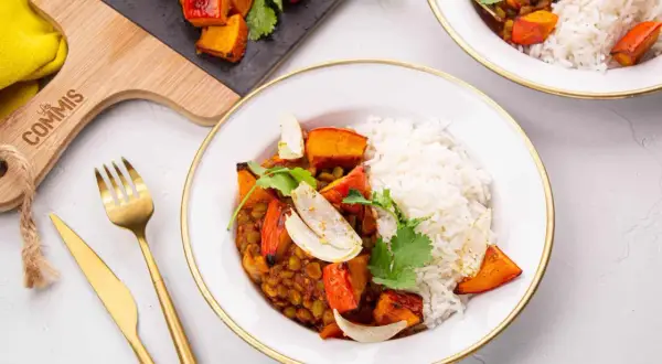 Un délicieux dahl de pois cassés à l'indienne, servi avec du riz blanc et des légumes rôtis.
