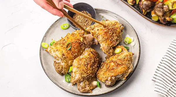 Poulet croustillant enrobé de sésame, prêt à être dégusté. Une délicieuse recette miso poulet pour un repas savoureux.