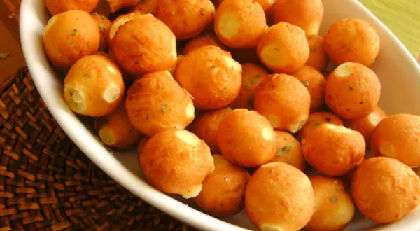 Un plat de pommes dauphine et noisette dorées, croustillantes à l'extérieur, moelleuses à l'intérieur.