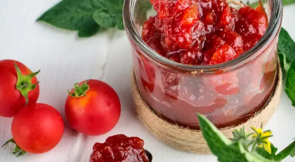 Confiture de tomates rouges maison, parfaite avec du pain grillé ou du fromage. Un délice à découvrir !