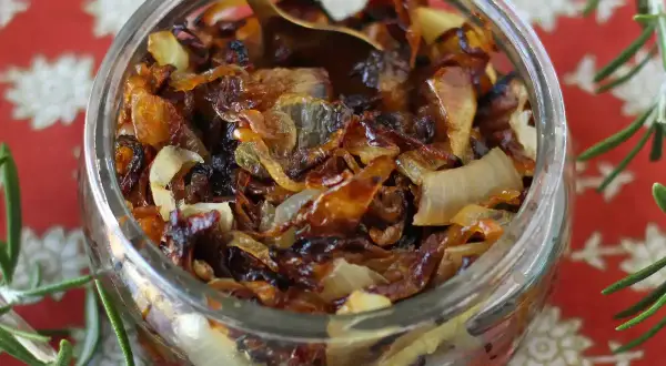 Un pot de confit d'oignons caramélisés, parfait pour accompagner vos plats. Voici comment faire un confit d'oignons maison.