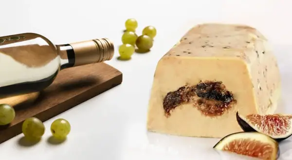 Bouteille de vin blanc et foie gras aux figues. Quel vin d'Alsace servir avec ce délice ?