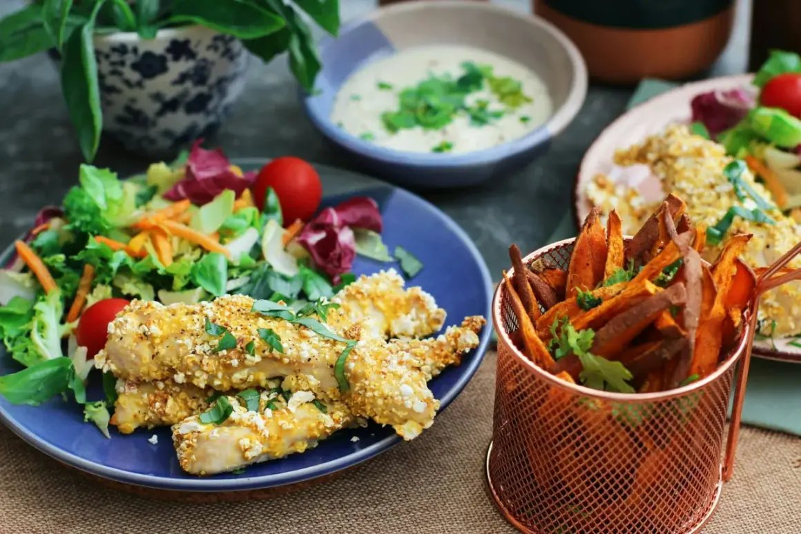 Poulet pané sans gluten avec frites de patate douce et salade. Une idée pour par quoi remplacer le gluten dans vos repas.