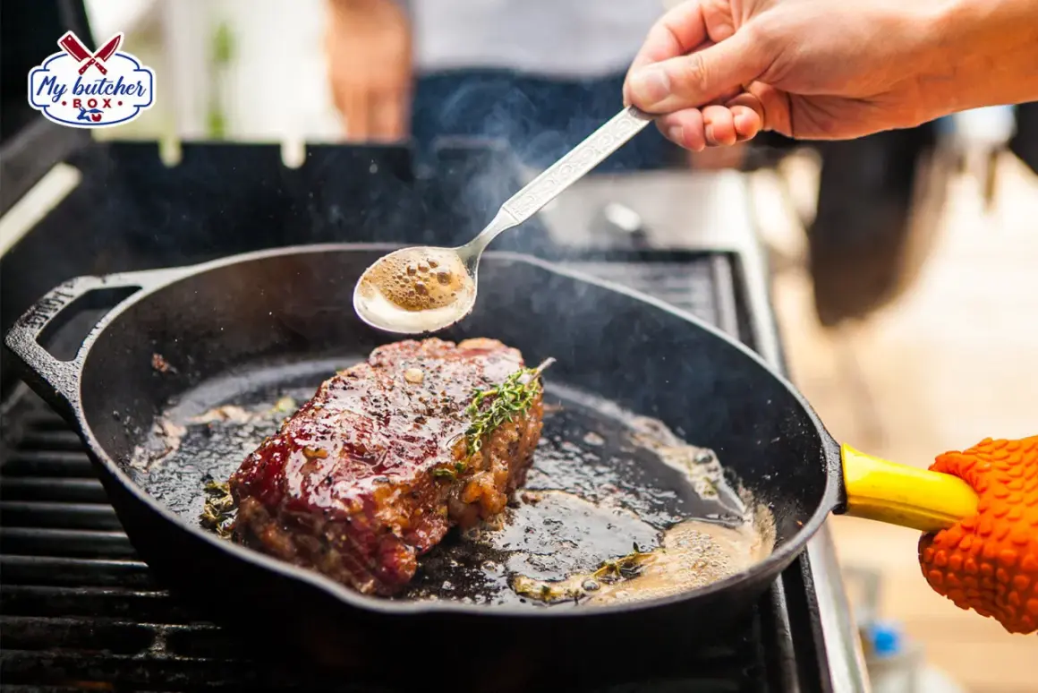 Un steak savoureux cuit à la poêle, arrosé de jus. Une étape pour découvrir les 10 meilleurs viandes du monde.