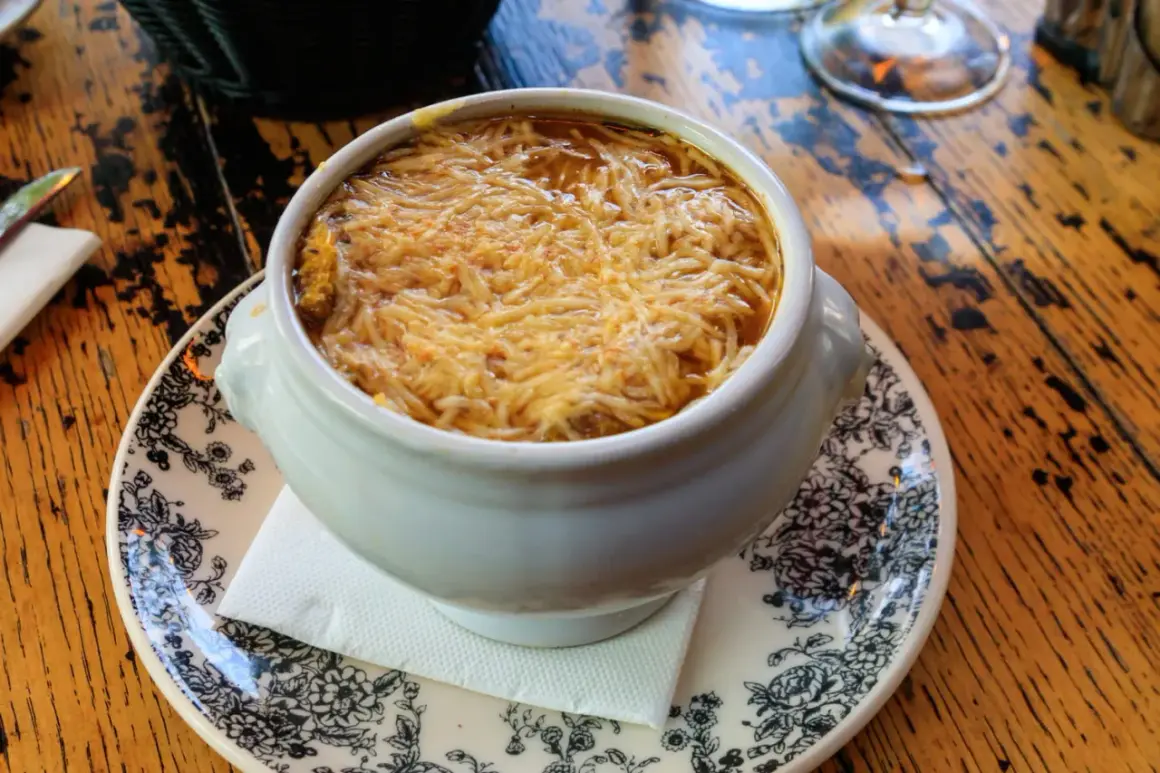 Un bol de soupe à l'oignon gratinée, un délice réconfortant aux nombreux bienfaits. Parfait pour se réchauffer et profiter de ses vertus.