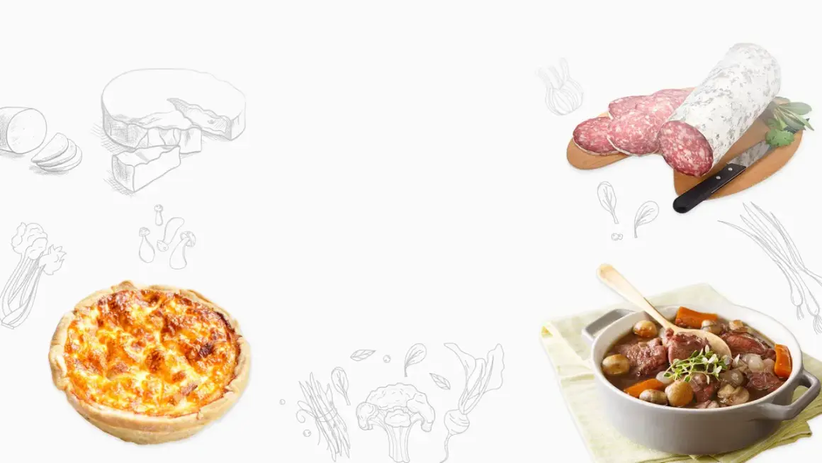 Un plat gastronomique français : un bœuf bourguignon mijoté, une quiche lorraine dorée, du saucisson et du brie.